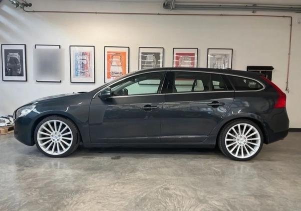 Volvo V60 cena 46000 przebieg: 226000, rok produkcji 2011 z Strzelce Opolskie małe 46